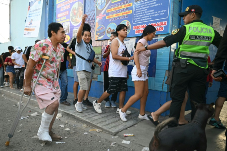 Des électeurs font la queue pour voter à la présidentielle à Pamplona Alta, dans le quartier de San Juan de Miraflores, en périphérie de Lima, le 12 avril 2026 au Pérou ( AFP / Ernesto BENAVIDES )