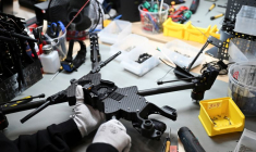 Un ouvrier fabrique et assemble un drone dans une usine de Quantum Systems en Allemagne.