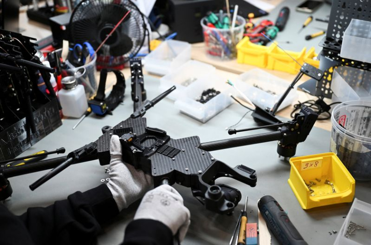 Un ouvrier fabrique et assemble un drone dans une usine de Quantum Systems en Allemagne.