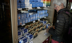 Une cliente regarde les boîtes de pastilles à la menthe Vichy produits par la confiserie Maison Moinet dans une boutique à Vichy, le 13 mai 2025 dans l'Allier ( AFP / JEAN-PHILIPPE KSIAZEK )