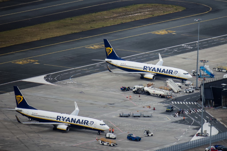 Des avions Ryanair sur le tarmac de l'aéroport de Bordeaux-Mérignac le 29 juillet 2022.  ( AFP / THIBAUD MORITZ )