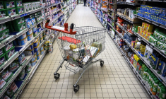 Le gouvernement souhaite un panier anti-inflation, soit une vingtaine de produits alimentaies vendus à prix bas, dans les grandes surfaces. ( AFP / LIONEL BONAVENTURE )