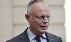 Édouard Philippe, maire du Havre, président du parti Horizons et ancien Premier ministre, s'adresse à la presse après une rencontre avec François Bayrou pour discuter du scrutin proportionnel, à l'hôtel Matignon, le 22 mai 2025. ( AFP / STEPHANE DE SAKUTIN )