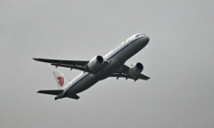 L'avion chinois Comac C919 dans le ciel de l'aéroport de Pékin,  le 12 août 2026 ( AFP / Pedro PARDO )