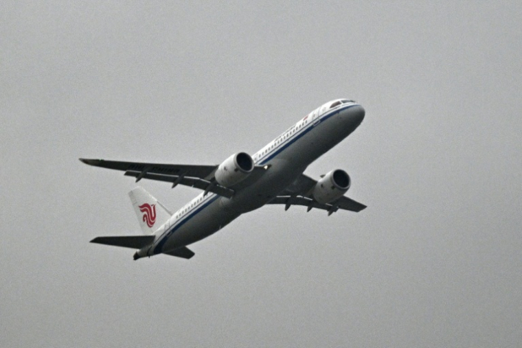 L'avion chinois Comac C919 dans le ciel de l'aéroport de Pékin,  le 12 août 2026 ( AFP / Pedro PARDO )