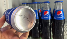 Un employé de Reuters tient une canette de Pepsi pour montrer sa date de fabrication dans un gymnase du centre de Moscou