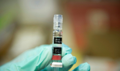 Une infirmière s'apprête à administrer une dose de vaccin contre l'hépatite B à  Lynwood, Californie, le 27 août 2013 ( AFP / ROBYN BECK )