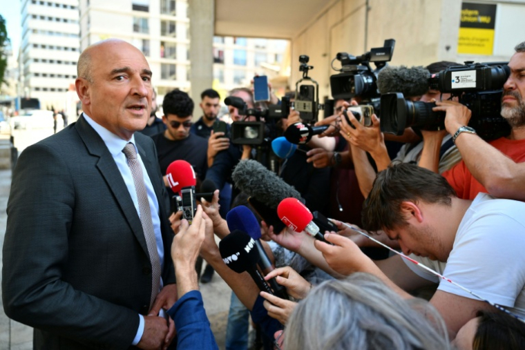 Le procureur de la République de Marseille, Nicolas Bessone, près du lieu où la police a abattu un homme soupçonné d'avoir poignardé cinq personnes dans le centre de Marseille, le 2 septembre 2025 ( AFP / Christophe SIMON )