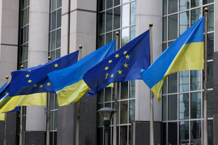 Les drapeaux européen et ukrainien au Parlement de l'Union européenne à Bruxelles