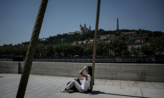 Une personne est assise sur les quais de la Saône, à Lyon, le 26 mai 2026, alors qu'une vague de chaleur frappe la France ( AFP / Jeff PACHOUD )