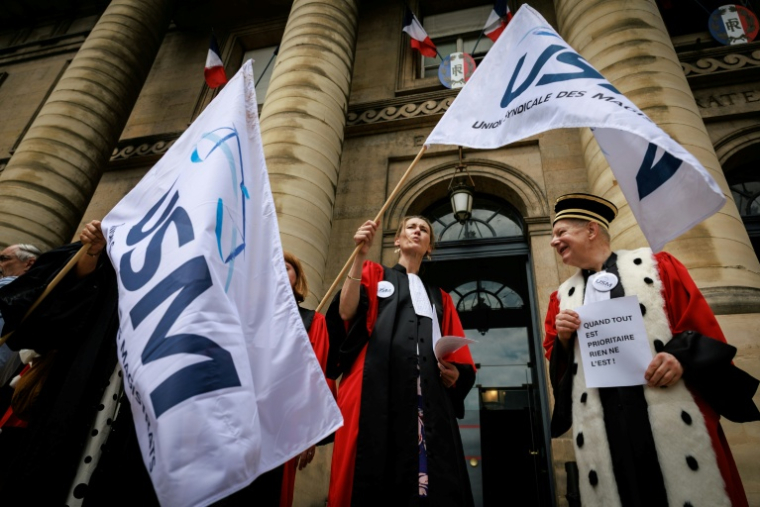 Des juges et des avocats rassemblés devant le palais de justice de Paris lors d'une journée d'action pour s'opposer au projet de loi SURE, le 29 juin 2026 ( AFP / SIMON WOHLFAHRT )