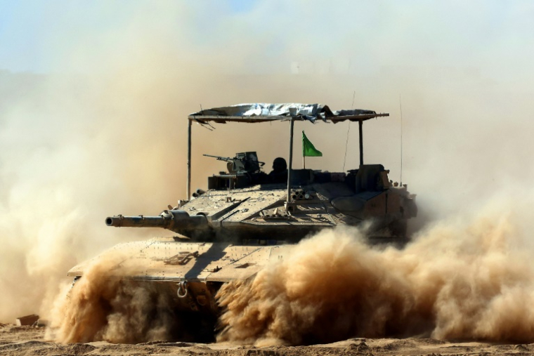 Un véhicule militaire israélien déployé près de la barrière frontalière d'Israël avec la bande de Gaza, le 10 juillet 2025 ( AFP / Jack GUEZ )
