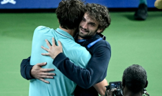Le Français Arthur Rinderknech (G) et son cousin, le Monégasque Valentin Vacherot, s'enlacent après leur qualification respective pour la finale du Masters 1000 de Shanghai, le 11 octobre 2025 ( AFP / Jade GAO )