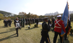 Cette photo fournie le 31 octobre 2026 par le ministère sud-coréen des Anciens combattants et des Affaires patriotiques, montrent des membres d'équipage de la frégate Vendémiaire de la Marine française portant le portrait et les restes de Serge Gabriel Archambeau, ancien combattant français de la guerre de Corée, lors d'une cérémonie d’inhumation au cimetière commémoratif des Nations unies à Busan ( South Korea’s Ministry of Patriots and Veterans Affairs / Handout )