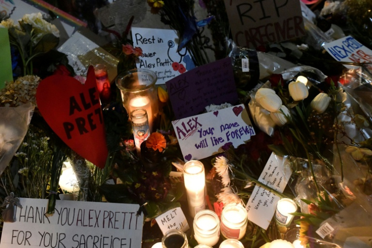 Des messages, des fleurs et des bougies lors d'une veillée aux chandelles organisée à l'endroit où Alex Pretti a été abattu par des agents de la police de l'immigration, le 28 janvier 2026 à Minneapolis, dans le Minnesota ( AFP / Octavio JONES )