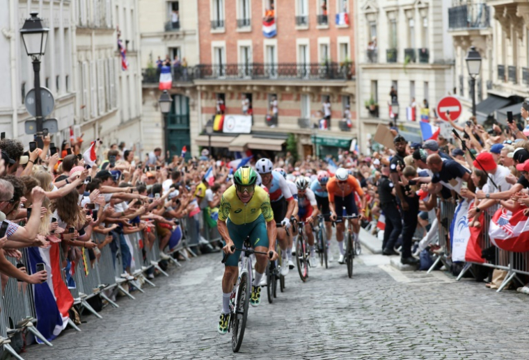 Le peloton de la course masculine des Jeux olympiques de Paris pendant l'ascension de la butte Montmartre, le 3 août 2024 à Paris ( POOL / Tim De Waele )