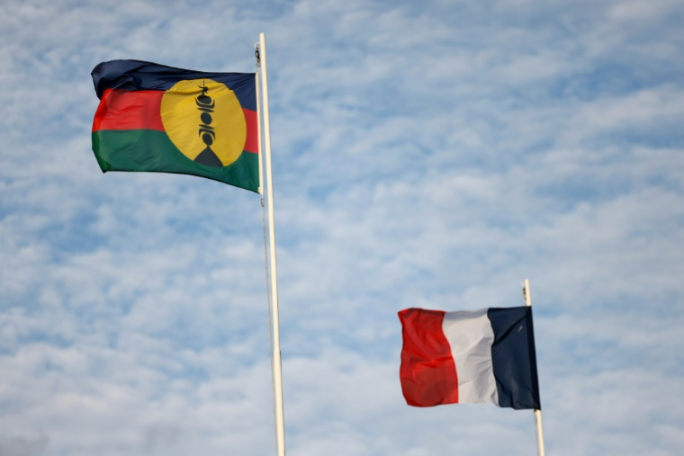 Le drapeau du FLNKS et le drapeau français à Nouméa, le 24 juillet 2023 en Nouvelle-Calédonie ( AFP / Ludovic MARIN )