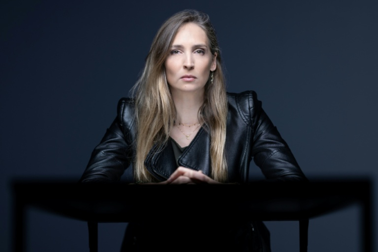 L'ancienne mannequin française Juliette G., "hameçonnée" pour être présentée au criminel sexuel américain Jeffrey Epstein, pose le 10 mars 2026 à Paris ( AFP / JOEL SAGET )