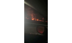 Des flammes et de la fumée s'élèvent après l'attaque d'une base militaire par un drone, qui a fait de nombreuses victimes parmi les soldats français chargés de la formation à la lutte contre le terrorisme dans la région, dans le contexte du conflit entre les États-Unis, Israël et l'Iran, à Makhmour