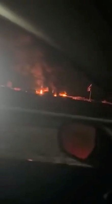 Des flammes et de la fumée s'élèvent après l'attaque d'une base militaire par un drone, qui a fait de nombreuses victimes parmi les soldats français chargés de la formation à la lutte contre le terrorisme dans la région, dans le contexte du conflit entre les États-Unis, Israël et l'Iran, à Makhmour