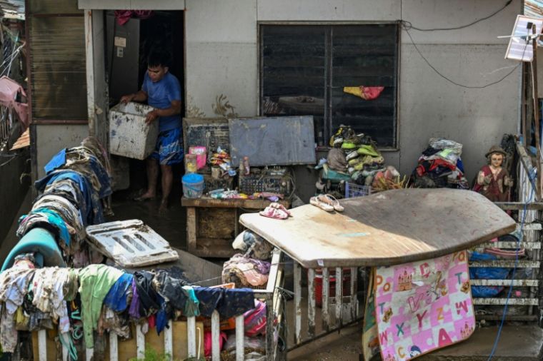 Des habitants de Talisay, dans la province de Cebu, dans le centre des Philippines, déblayent leur maison endommagée par le typhon Kalmaegi, qui a fait plus de 90 morts, le 5 novembre 2025 ( AFP / Jam STA ROSA )