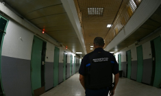 Un gardien dans un couloir de la prison de Nîmes, le 24 juillet 2025 dans le Gard ( AFP / GABRIEL BOUYS )