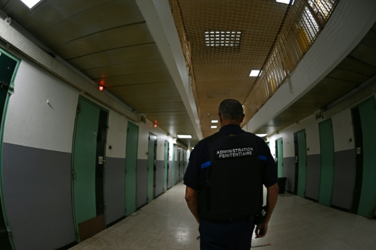 Un gardien dans un couloir de la prison de Nîmes, le 24 juillet 2025 dans le Gard ( AFP / GABRIEL BOUYS )