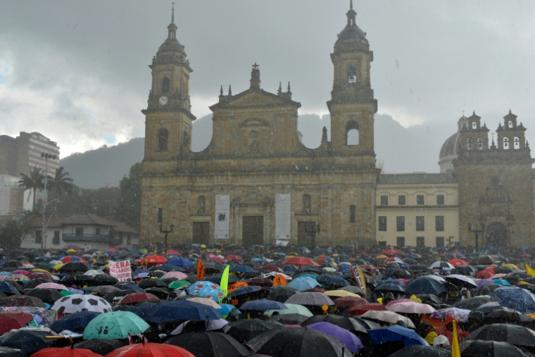 Des manifestants s'abritent sous des parapluies lors d'une manifestation contre le gouvernement du président colombien Abelardo de la Espriella à Bogota, le 14 octobre 2026, en Colombie ( AFP / Sebastian BARROS                     )