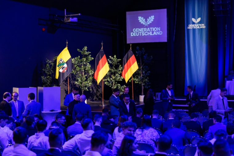 Les délégués assistent au congrès fédéral de Génération Allemagne, l’organisation de jeunesse du parti d’extrême droite Alternative pour l’Allemagne (AfD), à Magdebourg, dans l’est de l’Allemagne, le 29 août 2026 ( AFP / Jens SCHLÜTER )