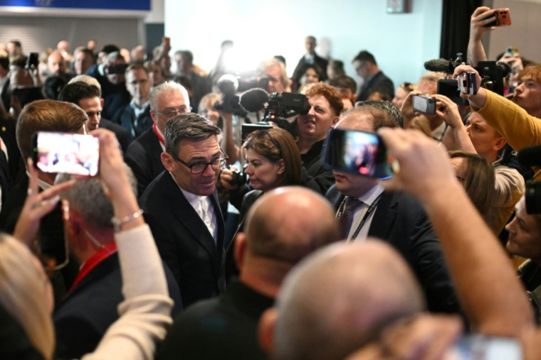 Le Premier ministre britannique Andy Burnham se fraie un chemin à travers la foule lors de la deuxième journée du congrès annuel du Parti travailliste à Liverpool, dans le nord-ouest de l'Angleterre, le 28 septembre 2026 ( AFP / Oli SCARFF )