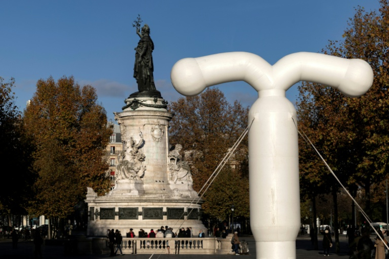 Un stérilet géant érigé place de la République à Paris le 18 novembre 2025 ( AFP / Sébastien DUPUY )
