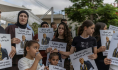 Des proches et militants lors d'une veille en hommage à un adolescent arabe-israélien tué, à Jaffa, le 27 juin 2026 ( AFP / ilia YEFIMOVICH )