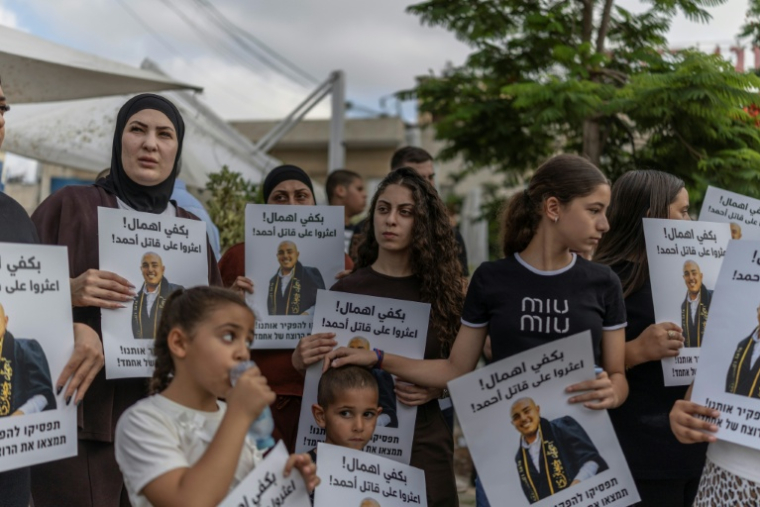 Des proches et militants lors d'une veille en hommage à un adolescent arabe-israélien tué, à Jaffa, le 27 juin 2026 ( AFP / ilia YEFIMOVICH )