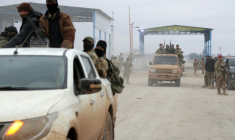 Des militaires syriens s'apprêtent à entrer dans la ville de Deir Hafer, à l'est d'Alep, le 17 janvier 2026 ( AFP / Bakr ALkasem )