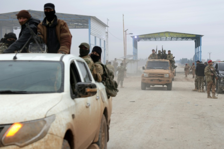 Des militaires syriens s'apprêtent à entrer dans la ville de Deir Hafer, à l'est d'Alep, le 17 janvier 2026 ( AFP / Bakr ALkasem )