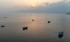 Des bateaux ancrés au large de la péninsule de Musandam, au nord d'Oman, près du détroit d'Ormuz, le 27 juin 2026 ( AFP / - )