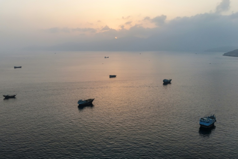 Des bateaux ancrés au large de la péninsule de Musandam, au nord d'Oman, près du détroit d'Ormuz, le 27 juin 2026 ( AFP / - )