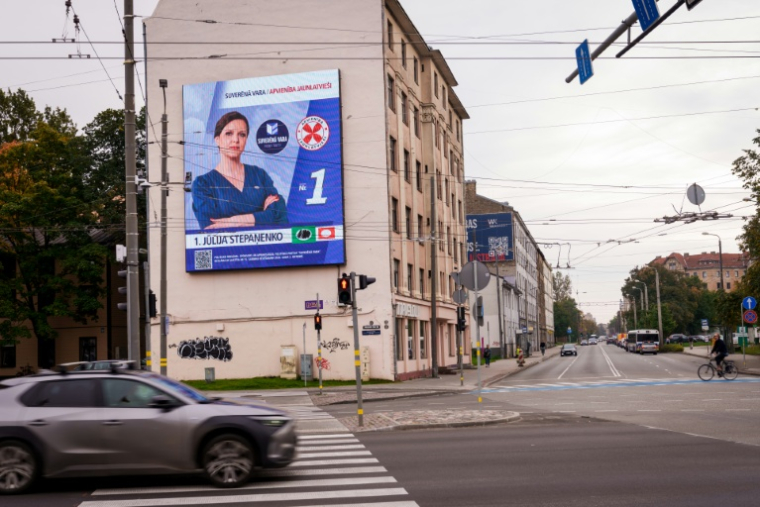 Julija Stepaņenko, présidente du parti populiste Pouvoir souverain, apparaît sur une affiche électorale en amont du scrutin du 30 septembre 2026 à Riga, en Lettonie ( AFP / Gints Ivuskans )