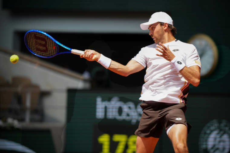 Le Français Benjamin Bonzi face à l'Allemand Alexander Zverev au premier tour de Roland-Garros le 24 mai 2026 à Paris  ( AFP / Dimitar DILKOFF )