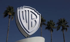 Le logo de Warner Bros lors du marché annuel des programmes de télévision MIPCOM à Cannes