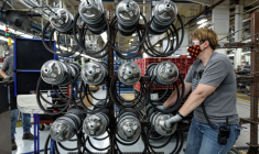 Un ouvrier travaille dans une usine de fabrication et d'assemblage de VTT Polaris