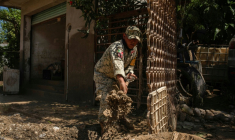 Un soldat mexicain enlève la boue à l'intérieur d'une maison inondée à Alamo, dans l'Etat de Veracruz, le 12 octobre 2025 ( AFP / Hector Quintanar  )
