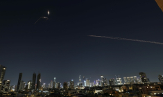 Interception de missiles iraniens au-dessus de Tel-Aviv, en Israël, le 3 mars 2026 ( AFP / Jack GUEZ )