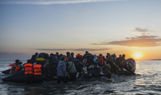 Des migrants embarquent pour une tentative de traversée de la Manche le 29 juillet 2025 au large de la plage de Gravelines, en France  ( AFP / Sameer Al-DOUMY )