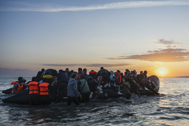 Des migrants embarquent pour une tentative de traversée de la Manche le 29 juillet 2025 au large de la plage de Gravelines, en France ( AFP / Sameer Al-DOUMY )