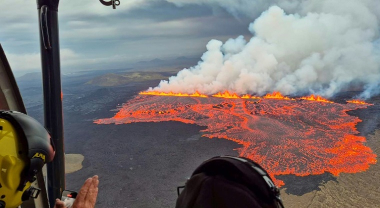 Vue aérienne diffusée le 16 juillet 2025 par les autorités islandaises montrant de la lave et de la fumée jaillissant d'un volcan près de Grindavik sur la péninsule islandaise de Reykjanes ( Département de la défense publique de la police d'État / Handout )