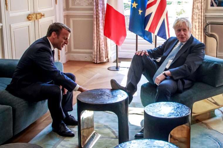 BORIS JOHNSON FAIT COMME CHEZ LUI AU PALAIS DE L'ELYSÉE