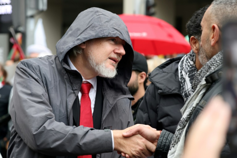 Le fondateur de WikiLeaks, Julian Assange, lors d’un rassemblement pro-palestinien à Sydney le 3 août 2025. ( AFP / DAVID GRAY )