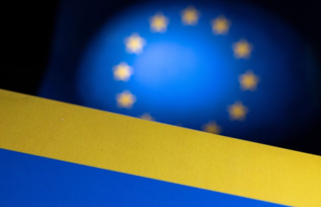 Les drapeaux de l'UE et de l'Ukraine