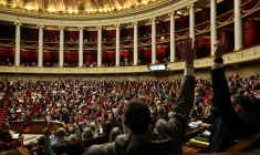 Le Parlement devrait approuver définitivement six textes mardi, dont plusieurs projets de lois emblématiques, dans une atmosphère de crise au sein de la majorité, après l'adoption chaotique dans la nuit du projet de loi d'urgence agricole ( AFP / Thomas SAMSON )